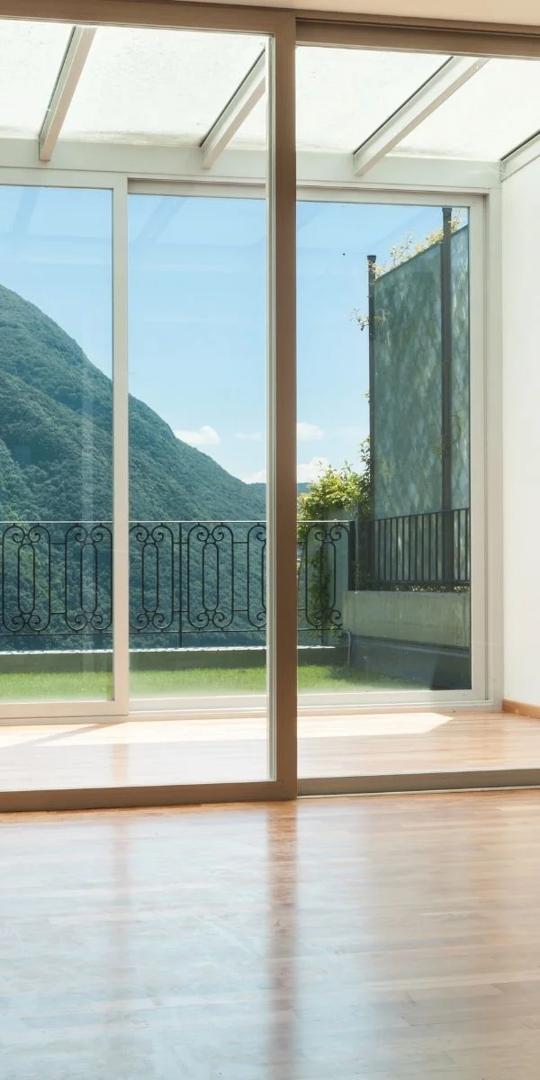 Grande baie vitrée panoramique donnant sur un extérieur